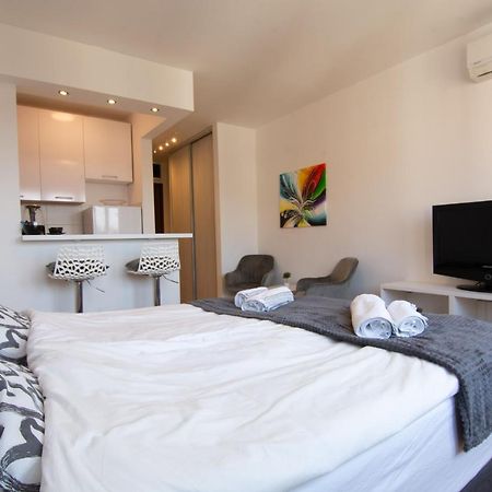 A Blok New Modern - Free Garage Parking, Comfortable, Quiet With A Park View Belgrado Exterior foto